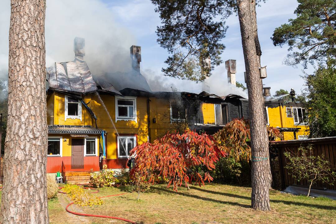 Juodšiliuose dega dviejų aukštų namas