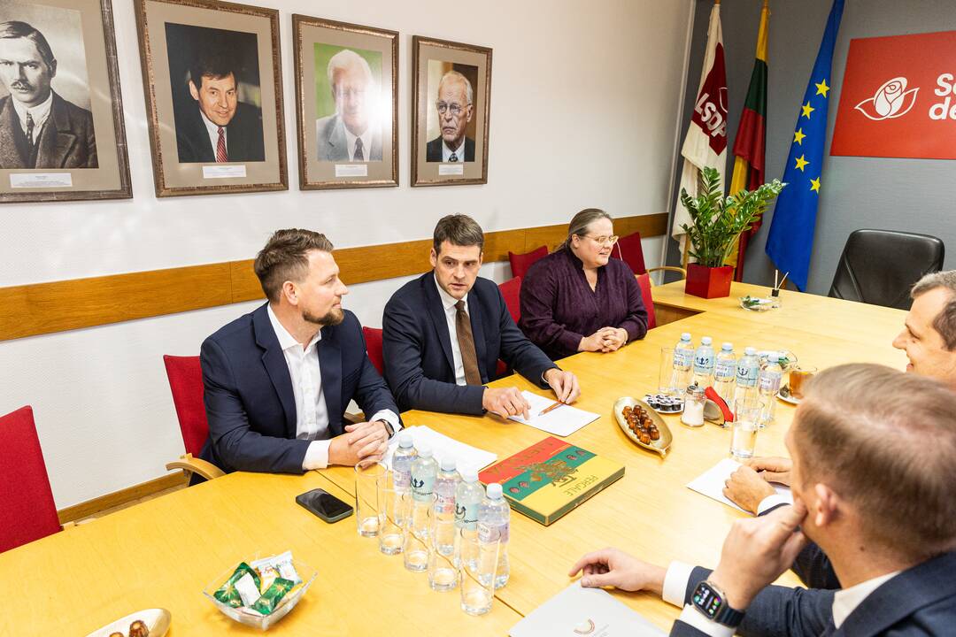Susitiko socialdemokratų partijos ir „Nemuno aušros“ atstovai