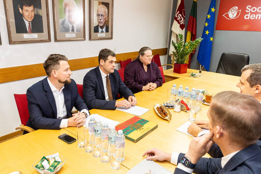 Susitiko socialdemokratų partijos ir „Nemuno aušros“ atstovai