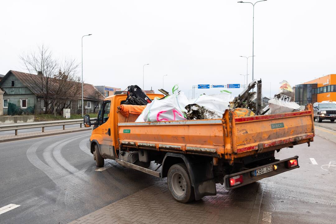 Išvežamos lėktuvo nuolaužos