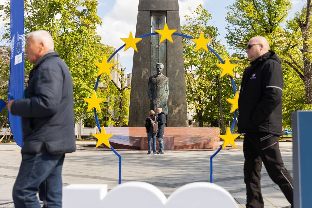 Atminimo ženklo, skirto Roberto Šumano deklaracijos 75-mečiui, atidengimas