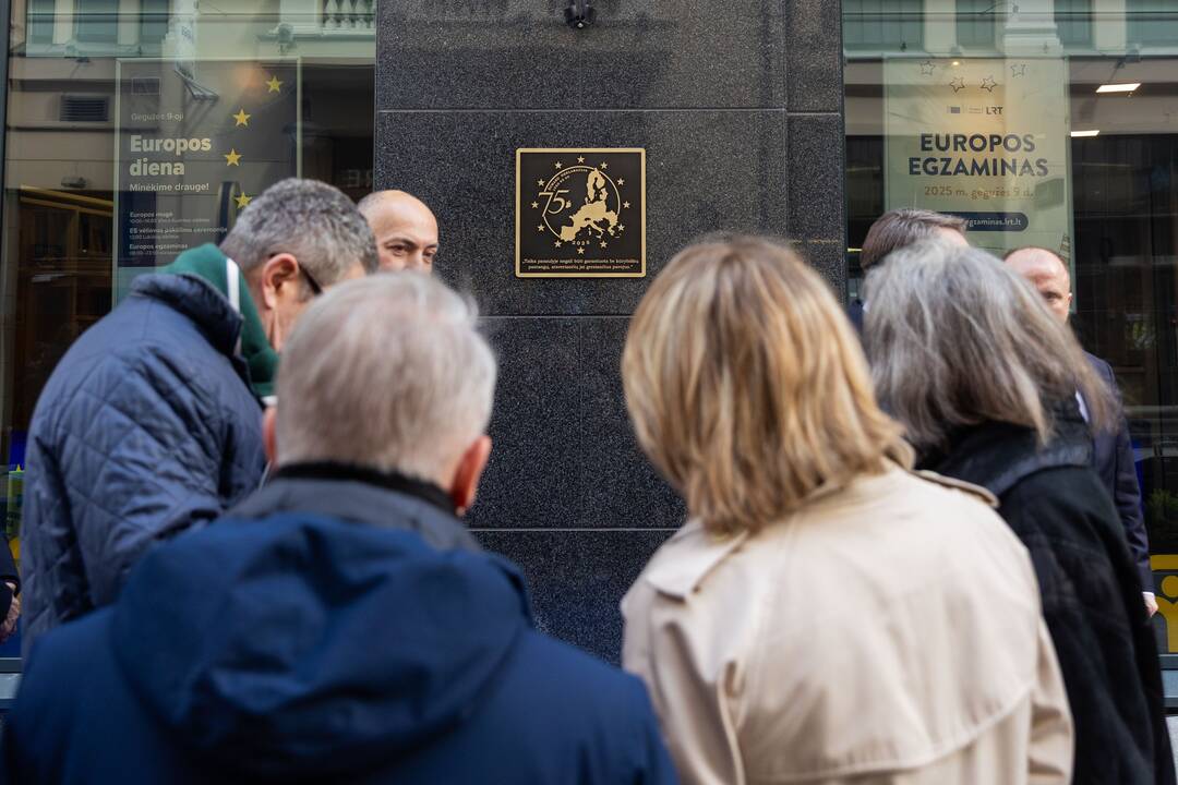 Atminimo ženklo, skirto Roberto Šumano deklaracijos 75-mečiui, atidengimas
