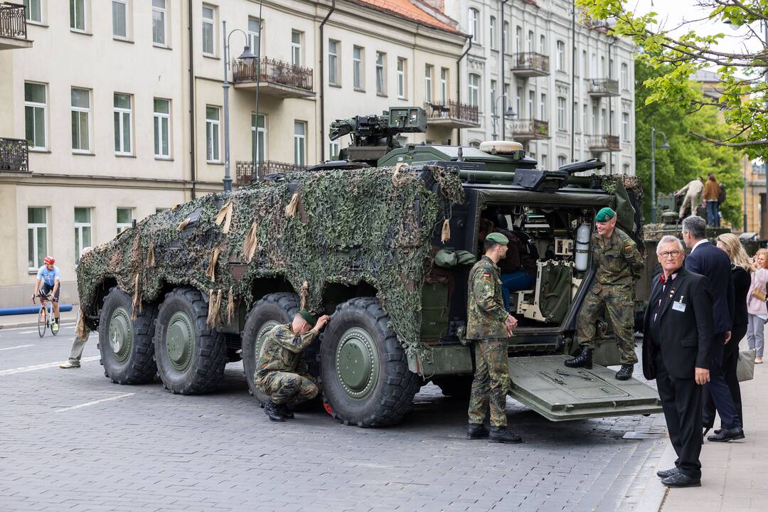 Karinės technikos paroda Katedros aikštėje