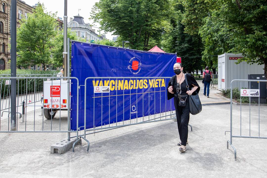 Lukiškių aikštėje atidarytas vakcinacijos centras