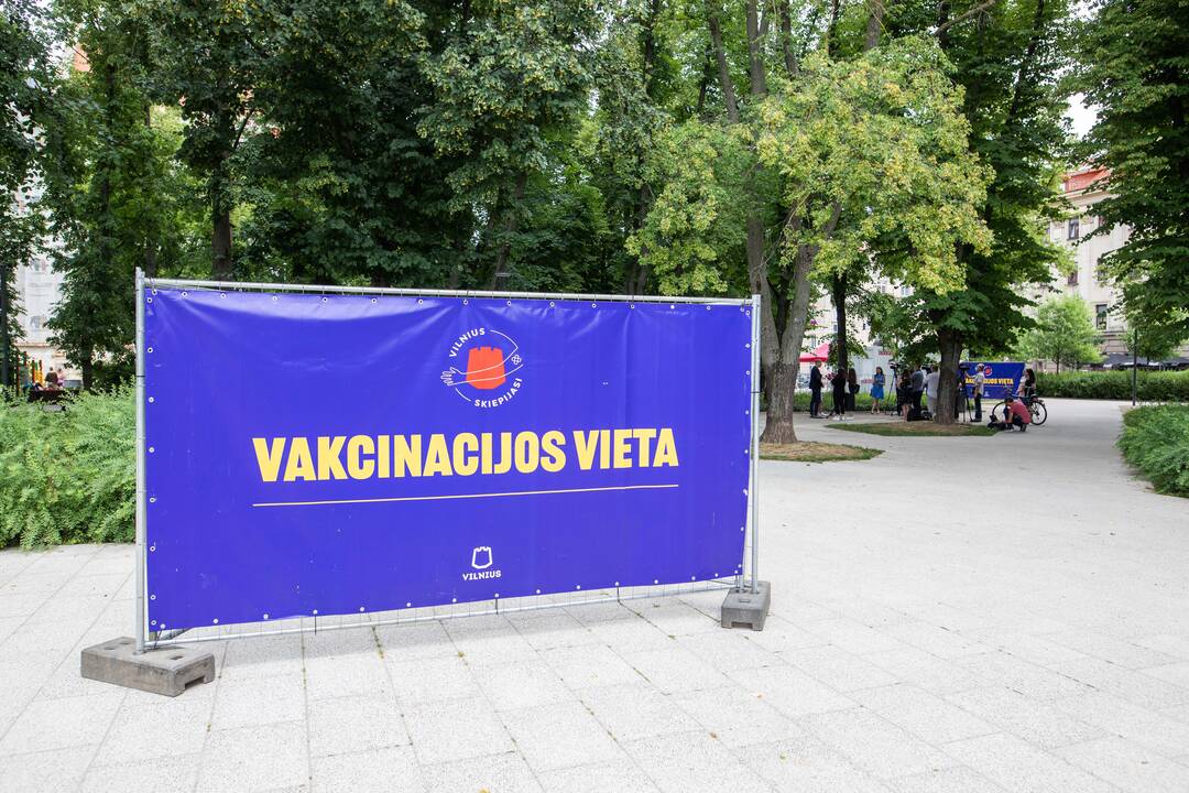 Lukiškių aikštėje atidarytas vakcinacijos centras