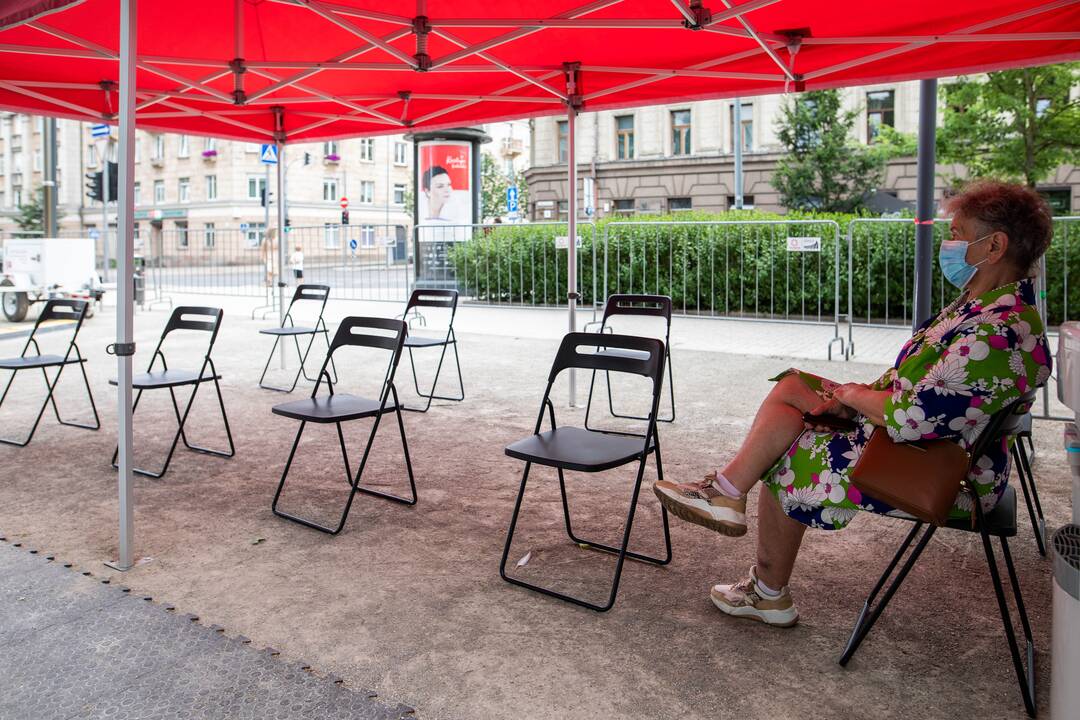 Lukiškių aikštėje atidarytas vakcinacijos centras