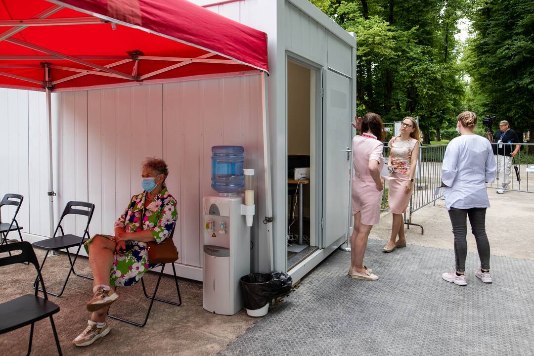 Lukiškių aikštėje atidarytas vakcinacijos centras