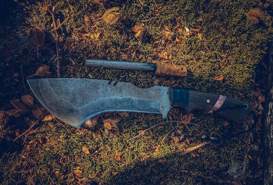 Vyras mačete ir ginklu grasino policijos pareigūnams ir medikams