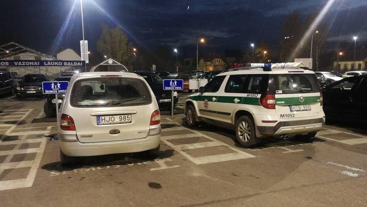 Internautai ūžia: ženklas „Šeimos vieta“ pareigūnams negalioja? (papildyta)