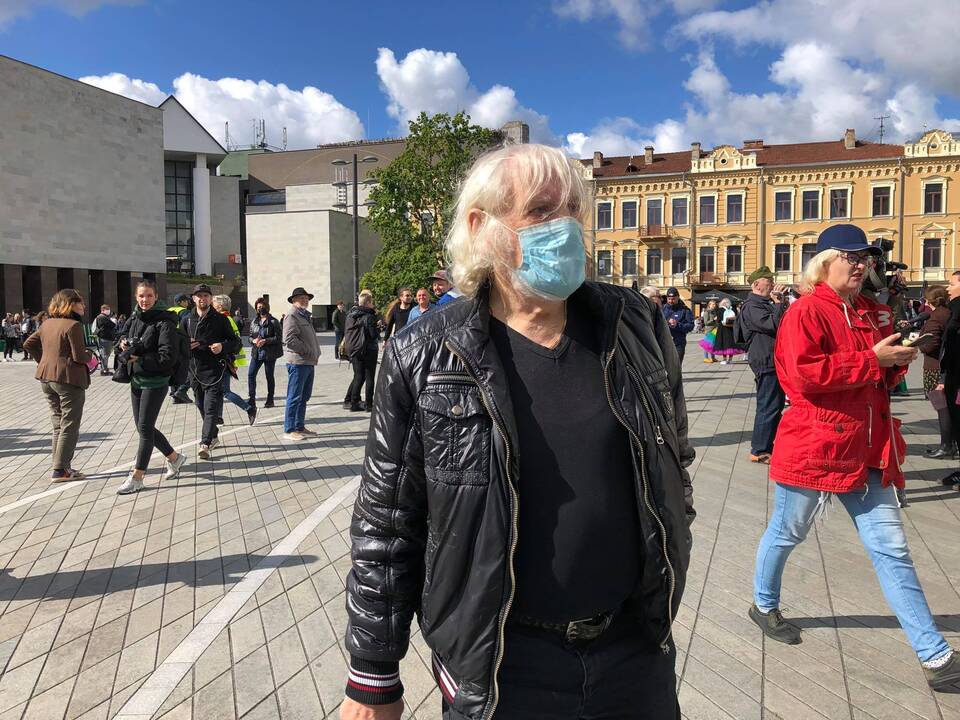 Į LGBT eitynes renkasi žmonės