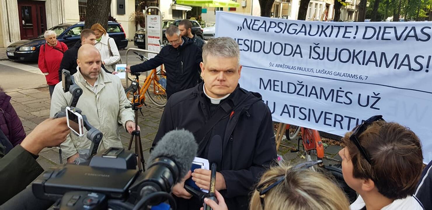 Prieš LGBT eitynes – vieša malda