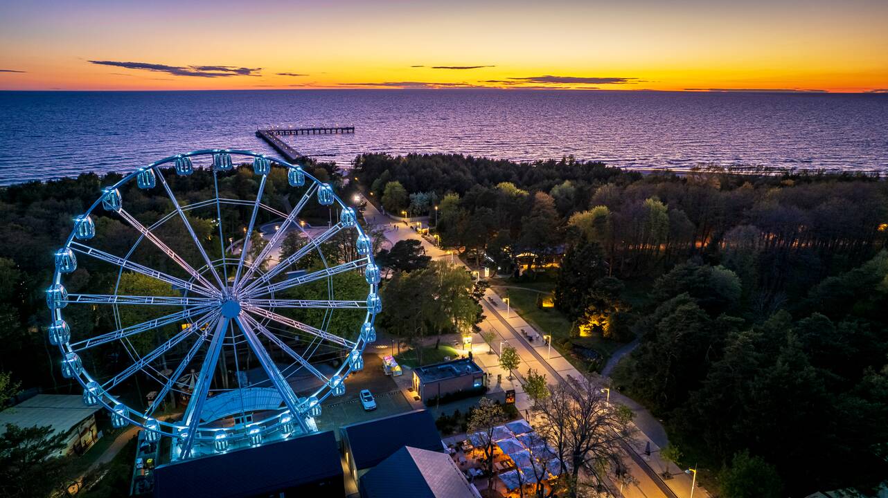 Atmosfera: bundanti naktis kviečia pažinti kitokią – spindinčią, romantišką, kiek paslaptingą Palangą.