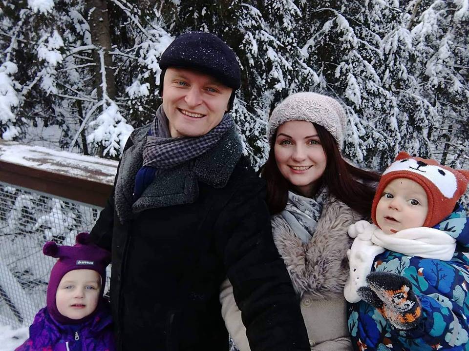  Agnė ir Alanas Dzeranovai nori, kad Kalėdų pasaka kuo ilgiau išliktų vaikų širdyse, tad prigalvoja jiems kalėdinių istorijų ir užduočių. 