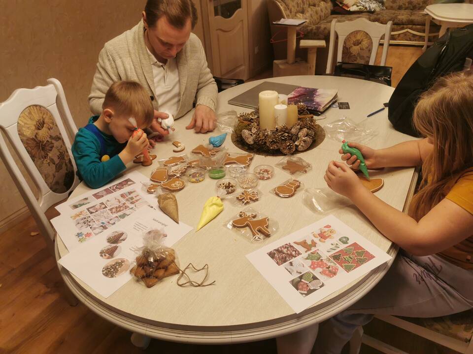  Agnė ir Alanas Dzeranovai nori, kad Kalėdų pasaka kuo ilgiau išliktų vaikų širdyse, tad prigalvoja jiems kalėdinių istorijų ir užduočių. 