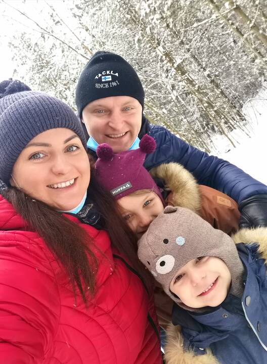  Agnė ir Alanas Dzeranovai nori, kad Kalėdų pasaka kuo ilgiau išliktų vaikų širdyse, tad prigalvoja jiems kalėdinių istorijų ir užduočių. 