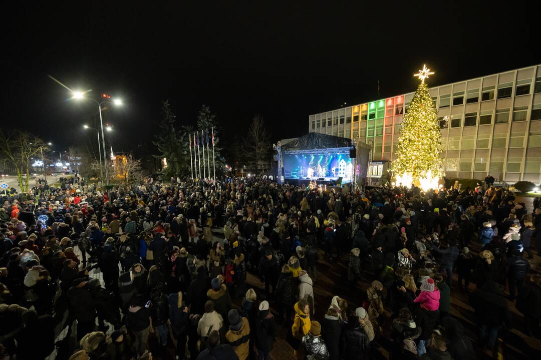 Jonaviečiai miesto eglę pasiekia magišku Kalėdų tiltu