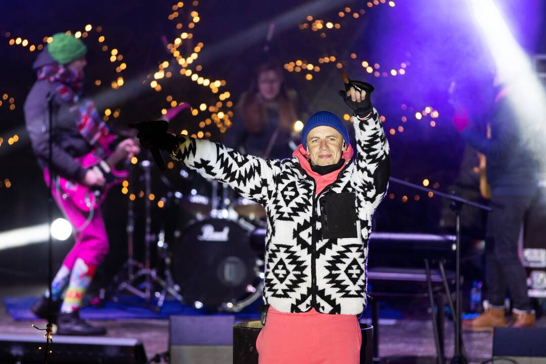 Jonaviečiai miesto eglę pasiekia magišku Kalėdų tiltu