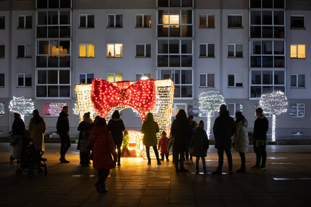 Jonaviečiai miesto eglę pasiekia magišku Kalėdų tiltu