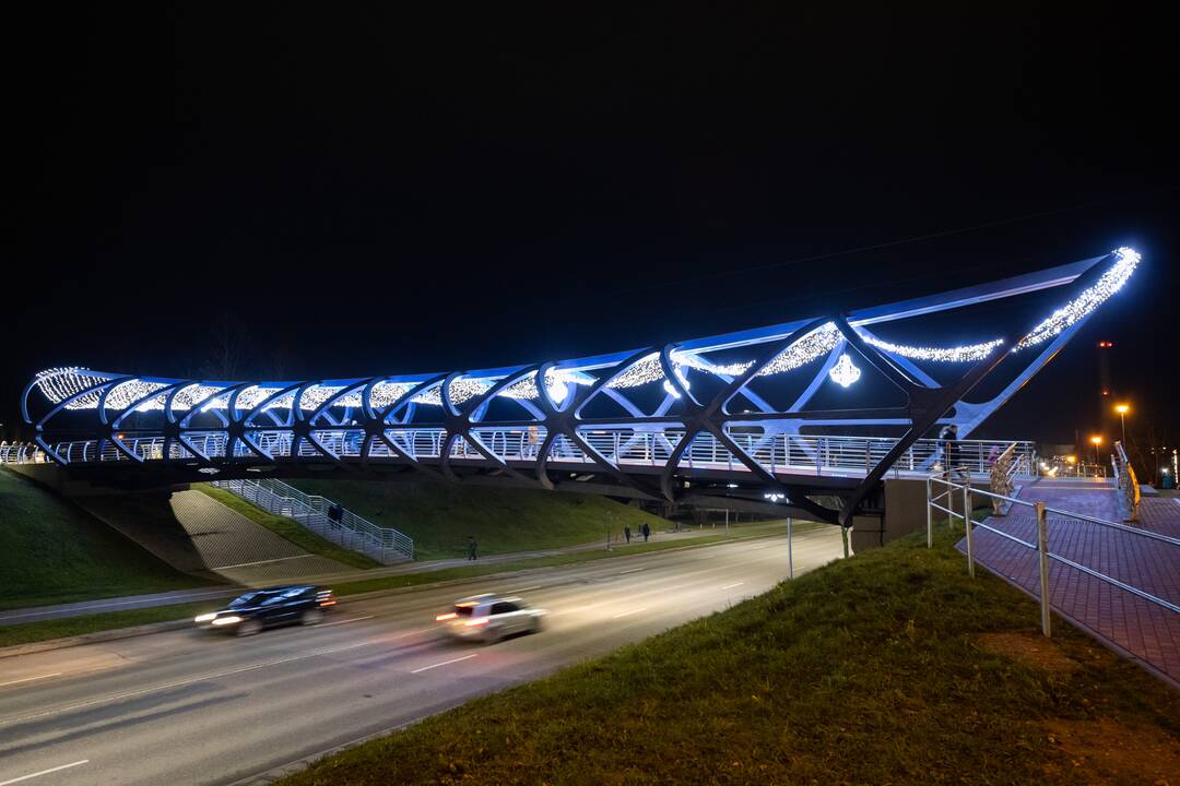Jonaviečiai miesto eglę pasiekia magišku Kalėdų tiltu