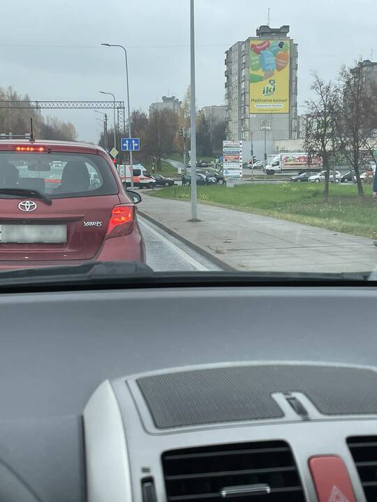 Netoli „Megos“ – avarija: vairuotojai medikų pagalbos atsisakė