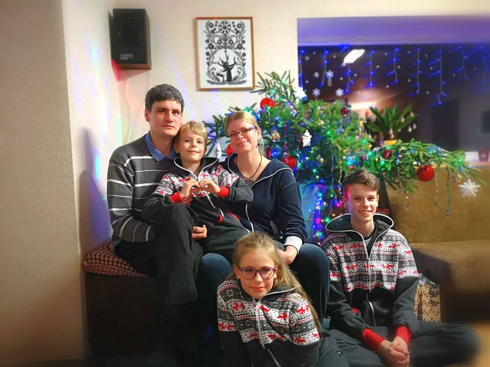  Agnė ir Alanas Dzeranovai nori, kad Kalėdų pasaka kuo ilgiau išliktų vaikų širdyse, tad prigalvoja jiems kalėdinių istorijų ir užduočių. 