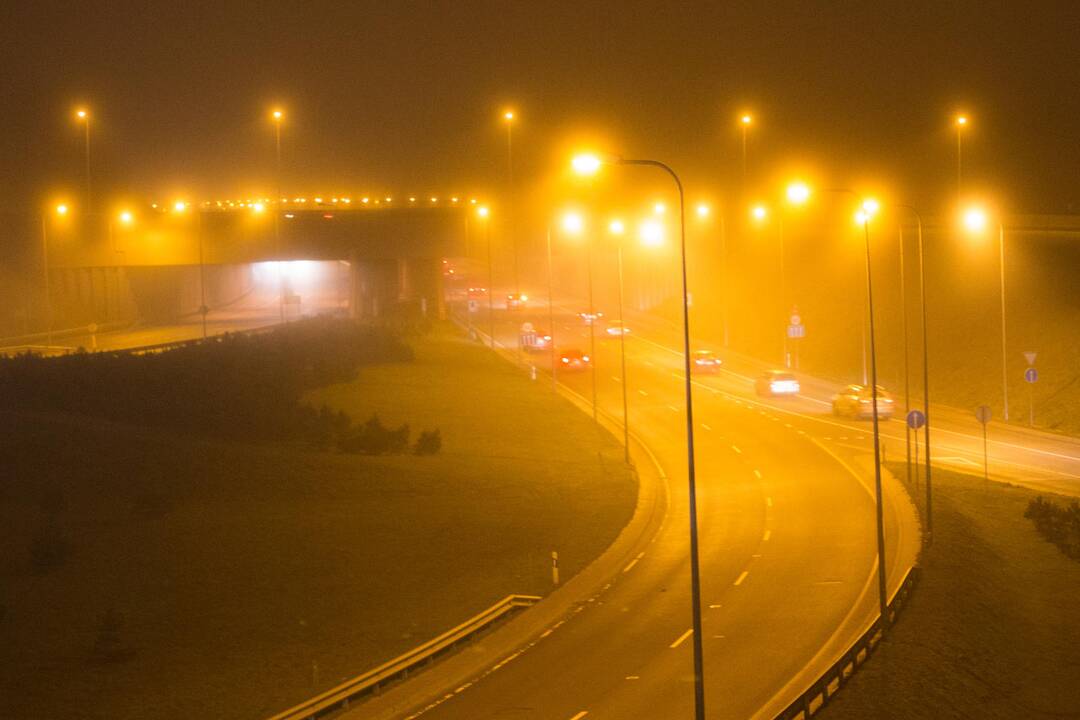 Naktį laukiama šlapdribos, lietaus, vietomis tvyros rūkas
