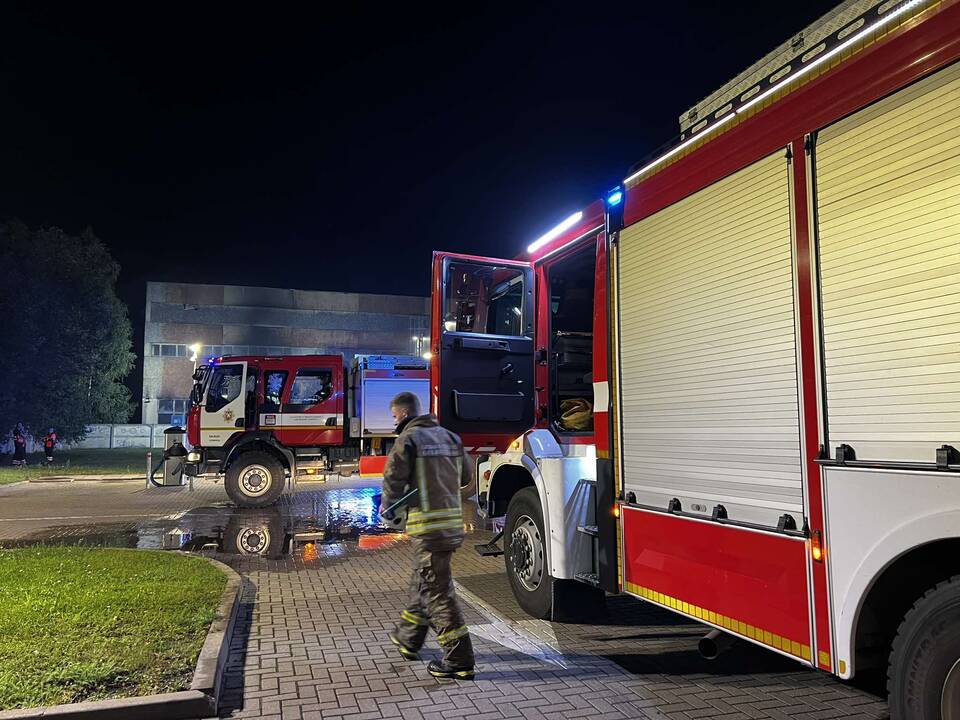 Pranešta apie Europos prospekte degantį angarą