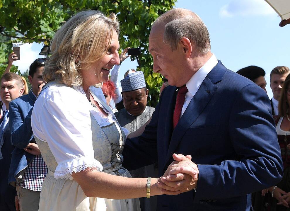 Karin Kneissl ir Vladimiras Putinas