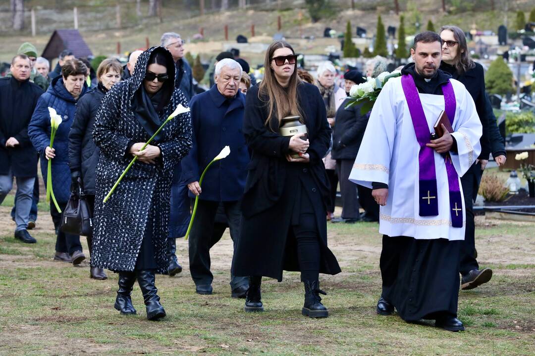 V. Cololo atgulė amžinojo poilsio
