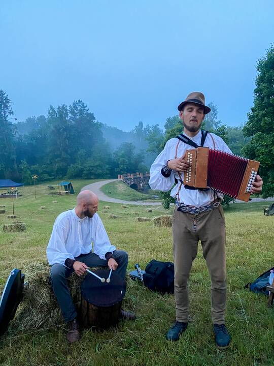 Paprasta: "Tikėjimas ir malda, sąžiningumas vienas kitam, buvimas kartu ir, žinoma, meilė liaudies dainai", – tai U. ir A.Braziulių laimingos šeimos receptas. 