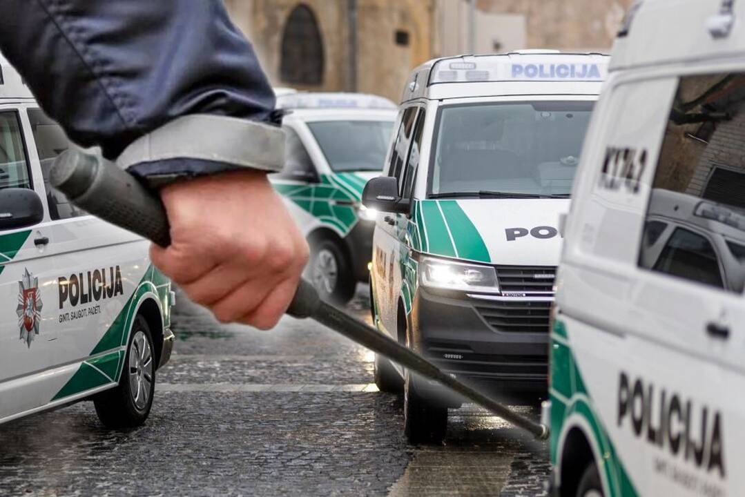 Teko susidurti su siautėjančiu kaimynu: mosavo metaline lazda, dužo namo langai, kliuvo ir durims