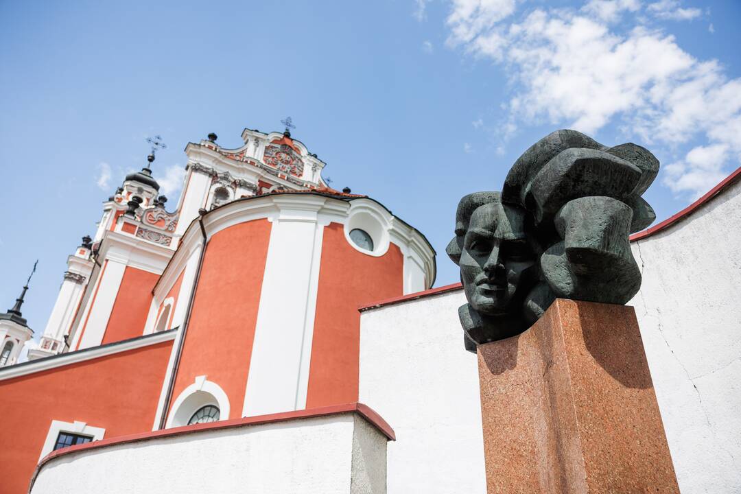 Vilnius imsis Salomėjos Nėries paminklo iškėlimo
