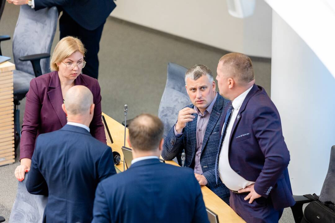 Opozicija grįžo dirbti į Seimo salę