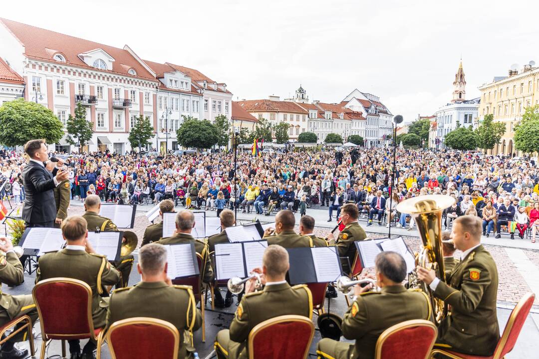 „Tautiškos giesmės“ giedojimas Vinco Kudirkos aikštėje