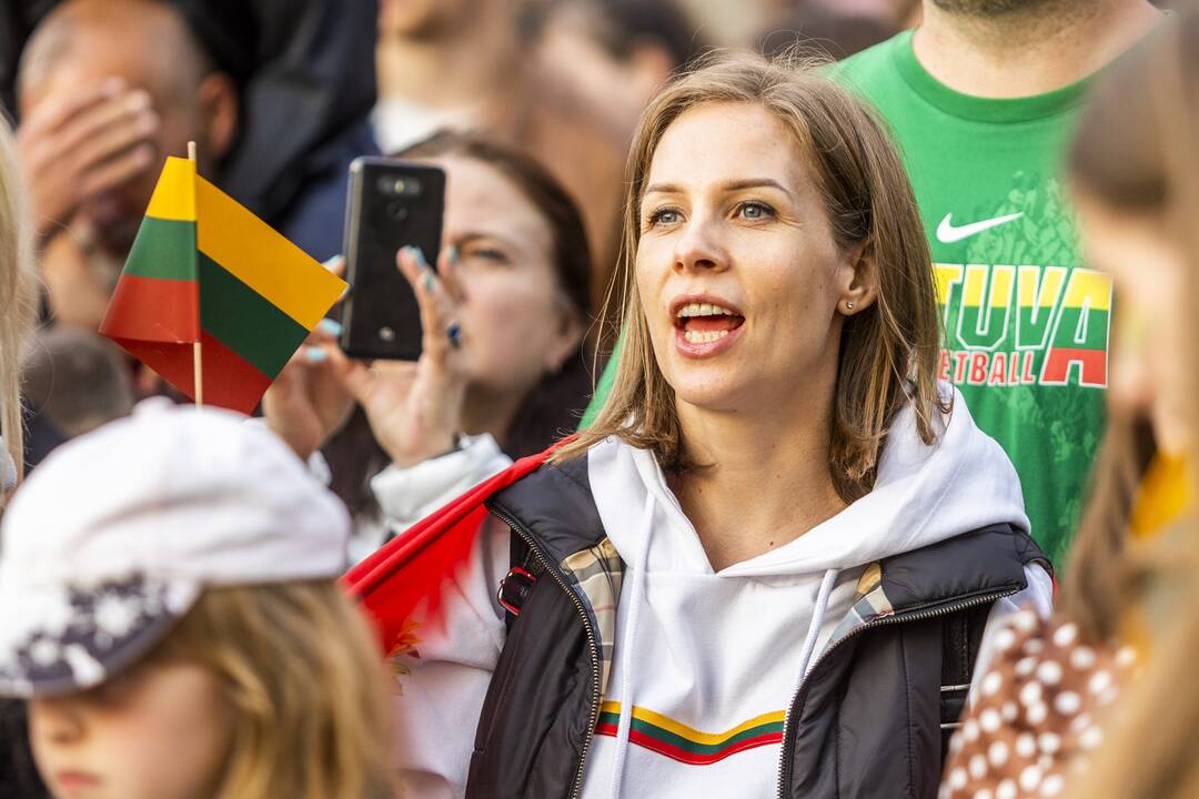 „Tautiškos giesmės“ giedojimas Vinco Kudirkos aikštėje
