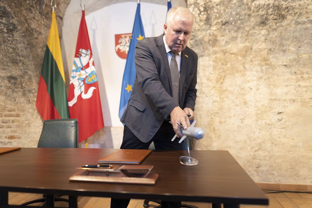 KAM pasirašė sutartį dėl dronų kamikadzių įsigijimo Ukrainai 