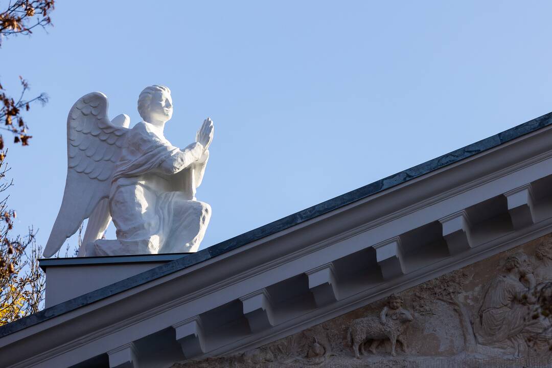 Sugrąžintos skulptūros ant Vilniaus evangelikų reformatų bažnyčios stogo