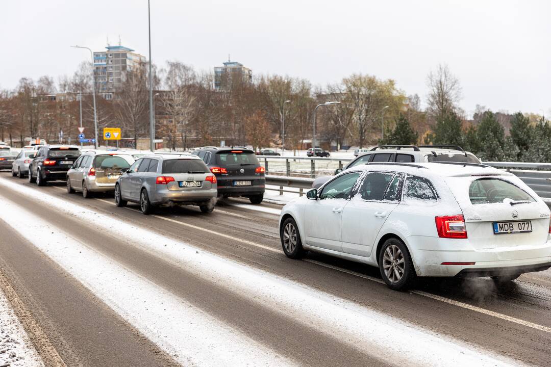 Sniegas sunkina eismo sąlygas Vilniuje