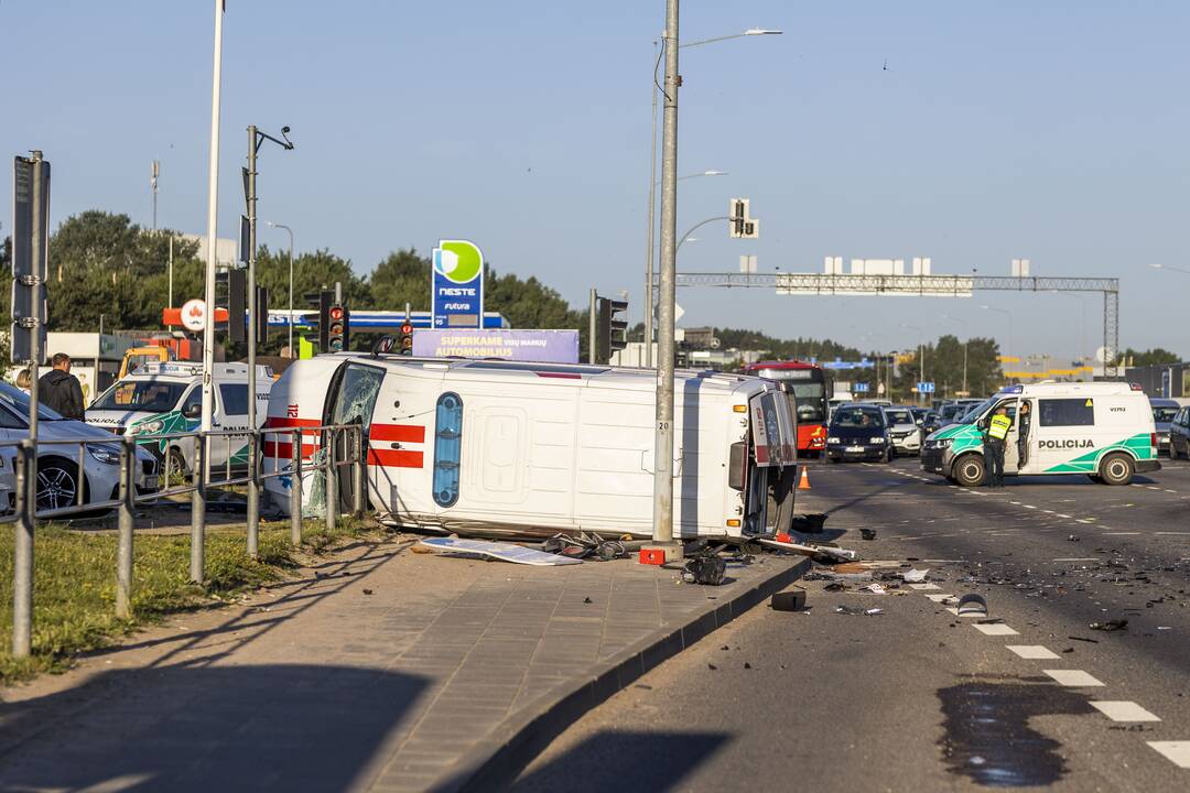 Vilniuje susidūrė lengvasis ir greitosios automobiliai