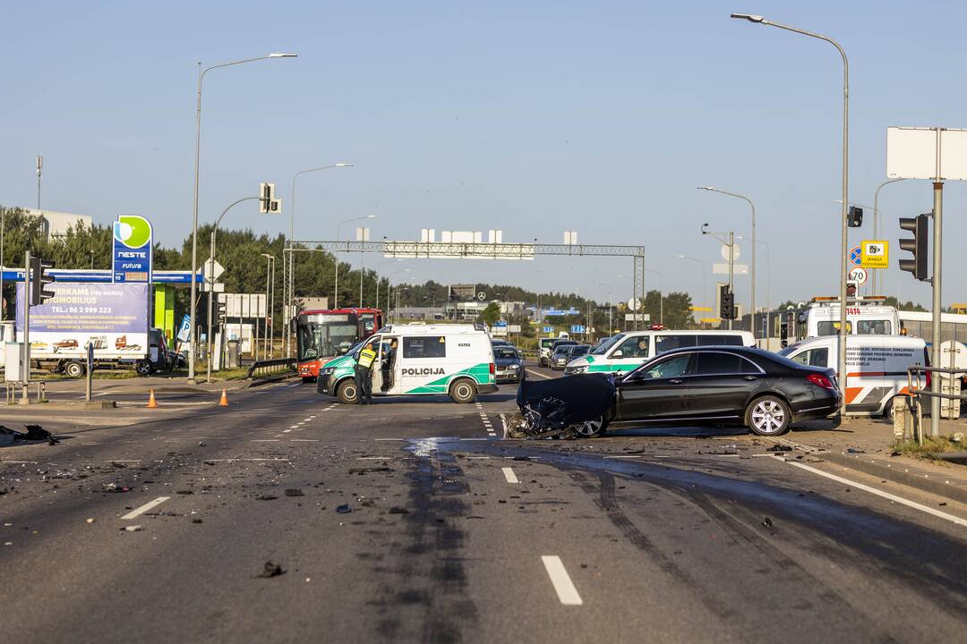 Vilniuje susidūrė lengvasis ir greitosios automobiliai