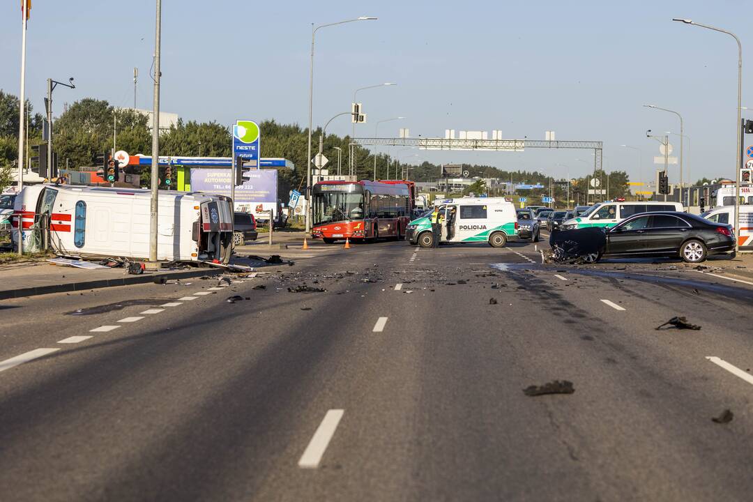 Vilniuje susidūrė lengvasis ir greitosios automobiliai