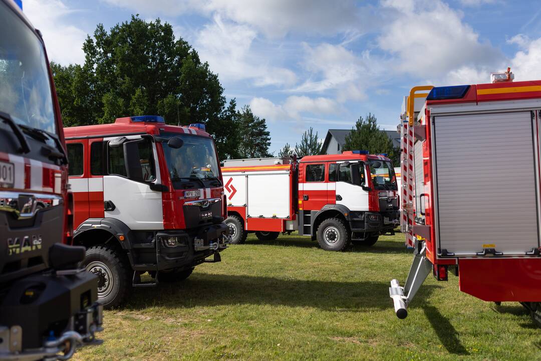 Ugniagesiams perduota 20 naujų gaisrinių automobilių