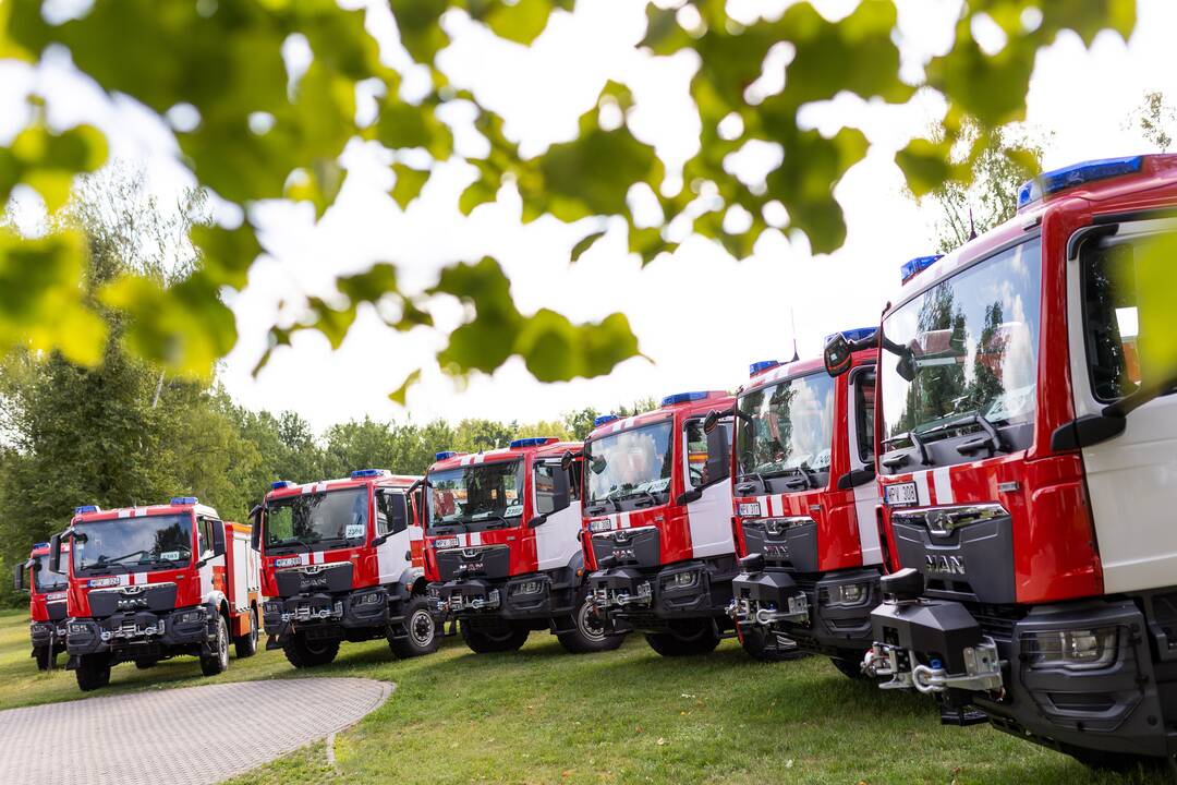 Ugniagesiams perduota 20 naujų gaisrinių automobilių