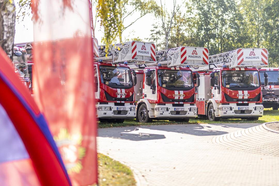 Priešgaisrinėms gelbėjimo tarnyboms perduoti 47 automobiliai
