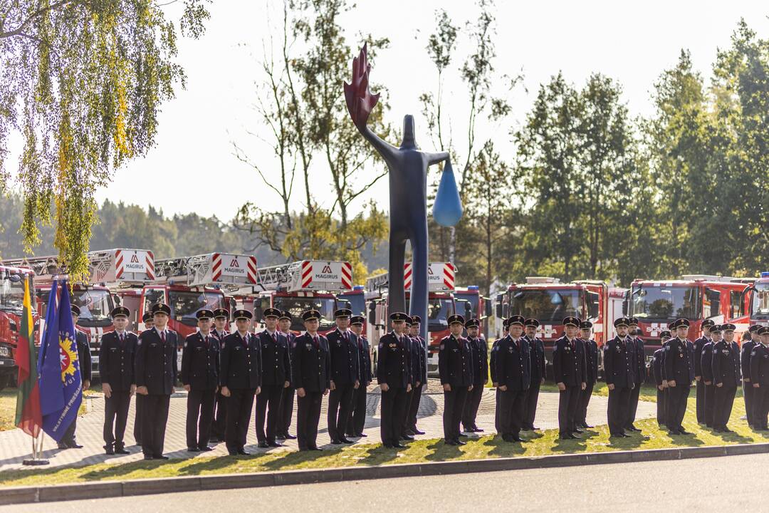 Priešgaisrinėms gelbėjimo tarnyboms perduoti 47 automobiliai