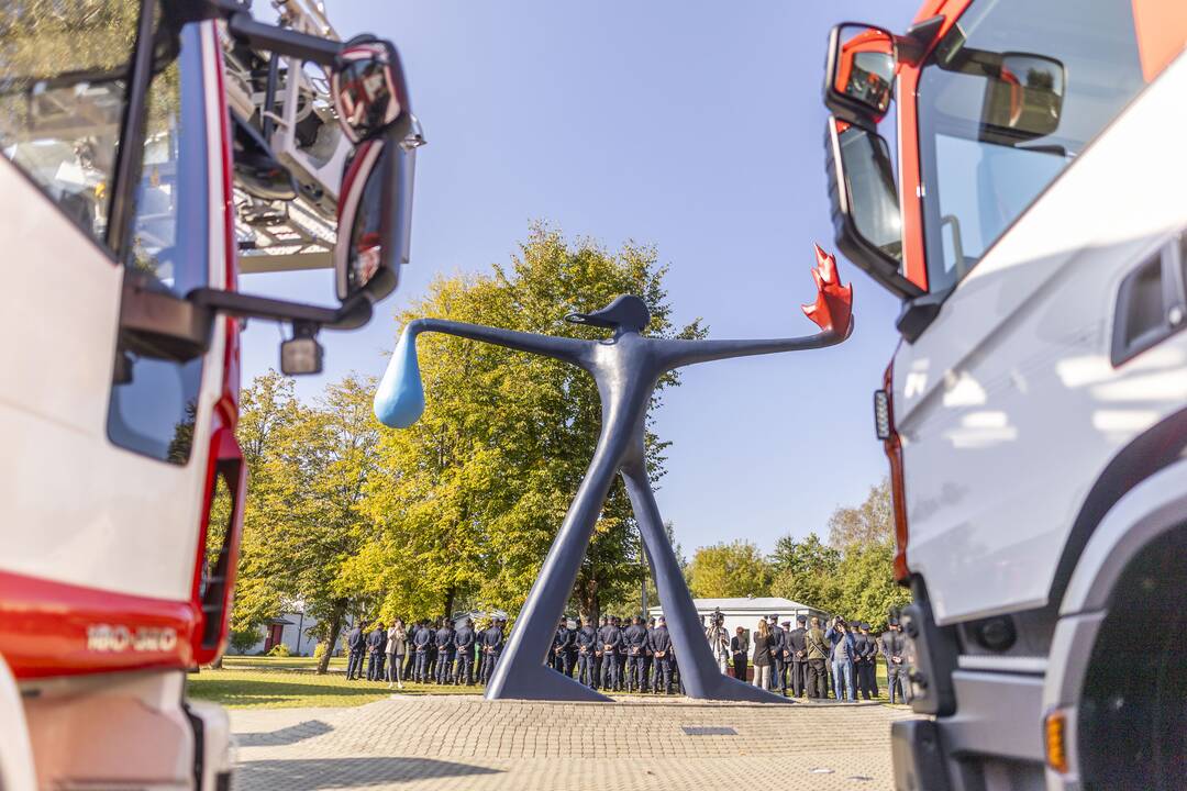 Priešgaisrinėms gelbėjimo tarnyboms perduoti 47 automobiliai