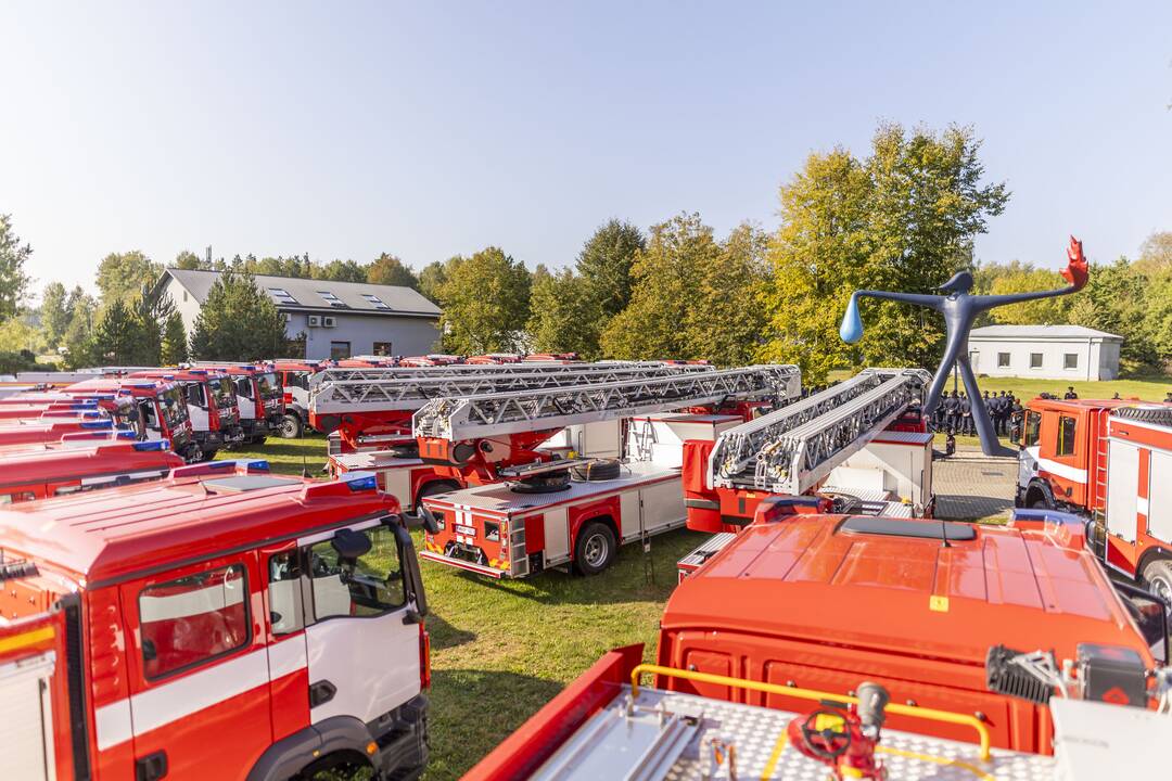 Priešgaisrinėms gelbėjimo tarnyboms perduoti 47 automobiliai