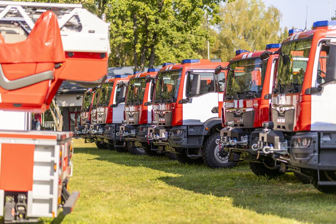 Priešgaisrinėms gelbėjimo tarnyboms perduoti 47 automobiliai