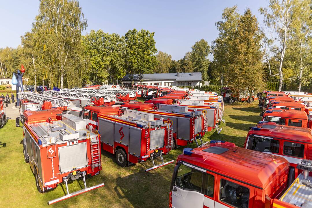 Priešgaisrinėms gelbėjimo tarnyboms perduoti 47 automobiliai