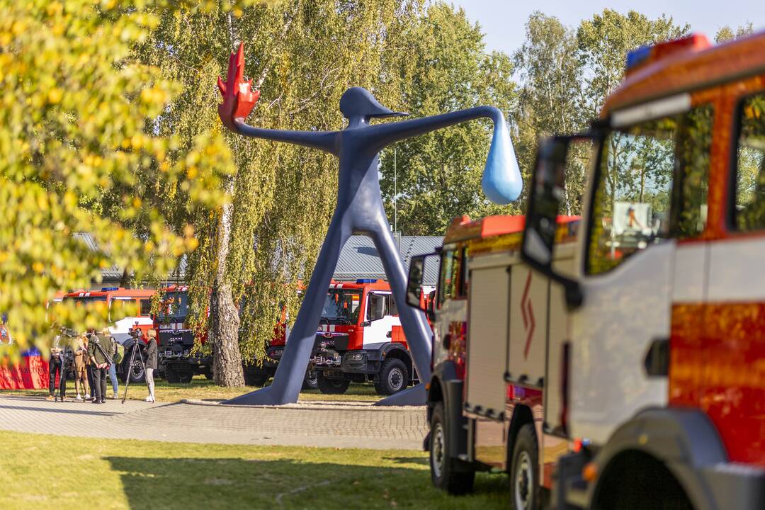 Priešgaisrinėms gelbėjimo tarnyboms perduoti 47 automobiliai